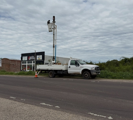 El equipo de Luminotecnia, realizó la reparación, reposición y modernización en el acceso sobre Ruta Provincial N.º 27 y Av Alfonsín